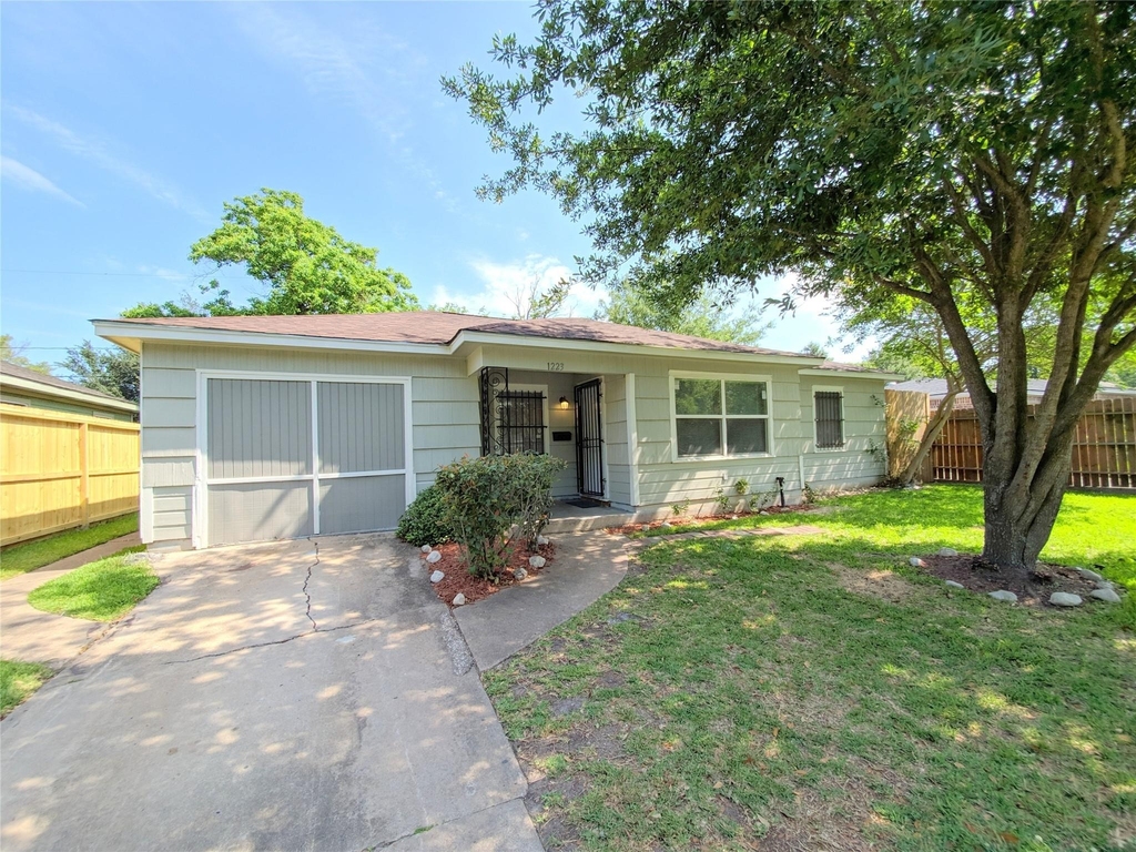 1223 Shawnee Street - Photo 1