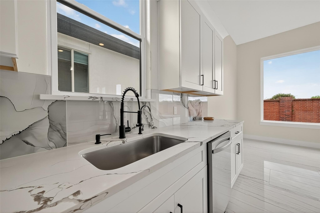 2226 Syrian Street - Photo 20