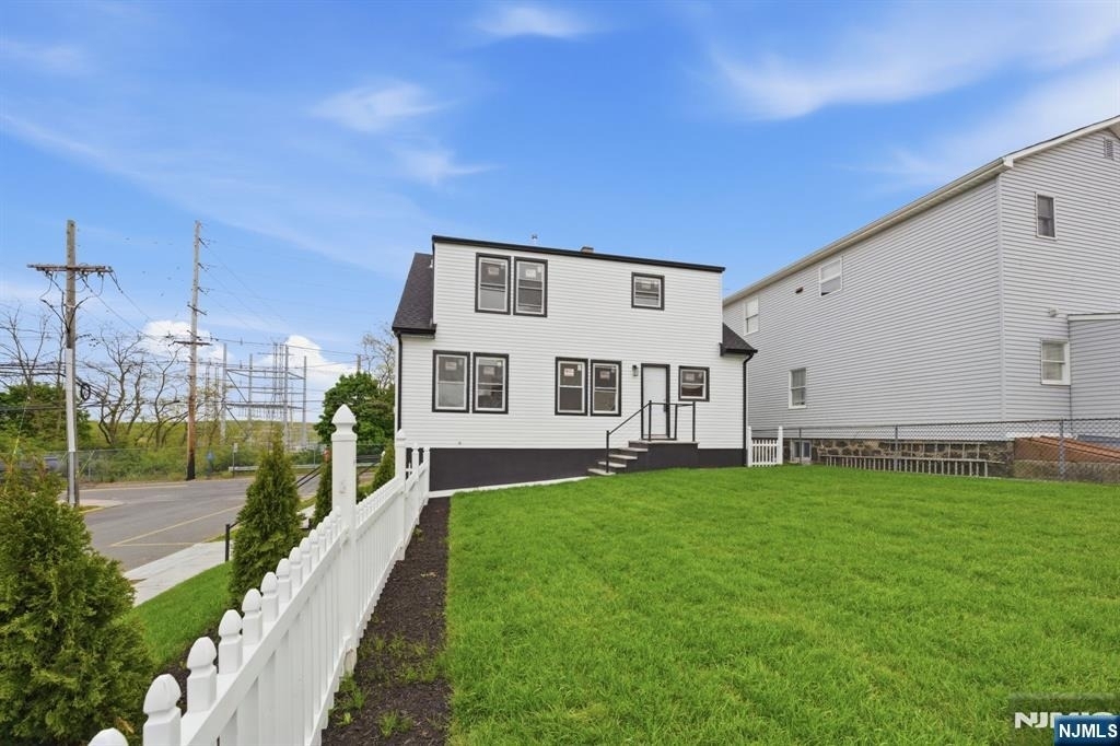 551 Schuyler - Photo 14