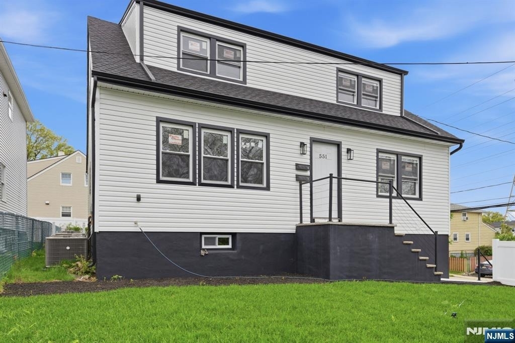 551 Schuyler - Photo 1