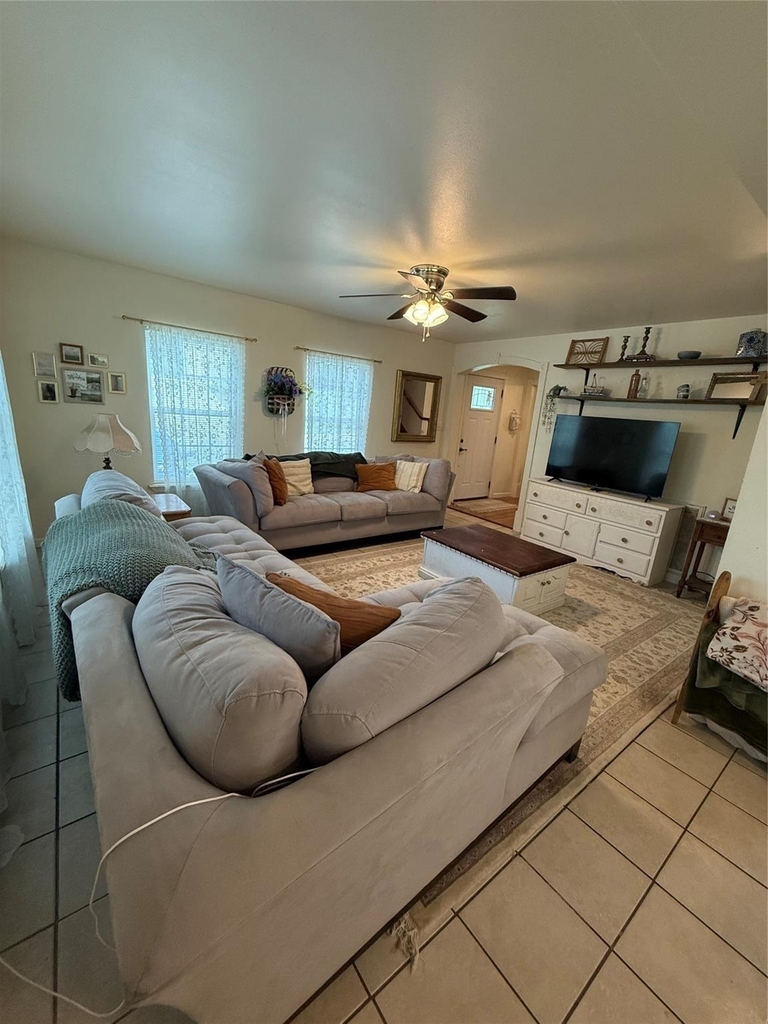 1011 10th Street - Photo 2