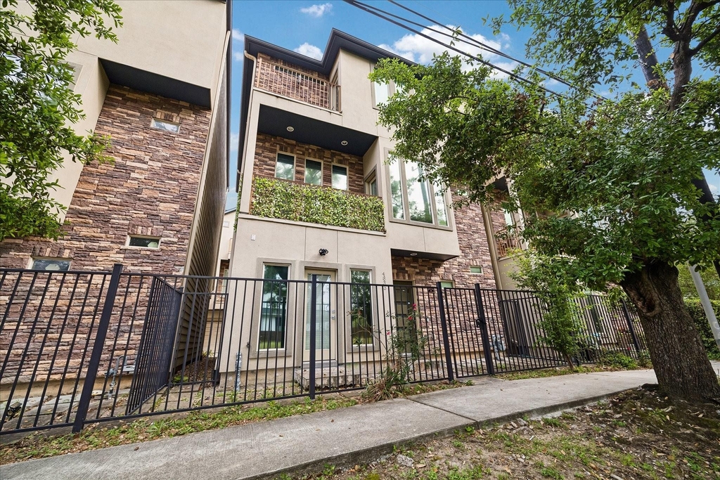 4833 Chenevert Street - Photo 3