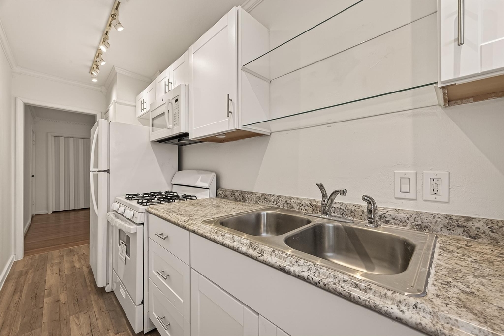 2021 Southgate Boulevard - Photo 13