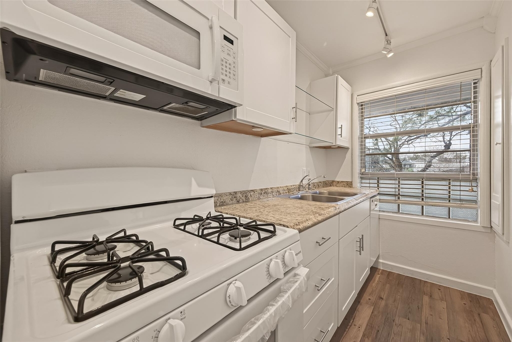 2021 Southgate Boulevard - Photo 11