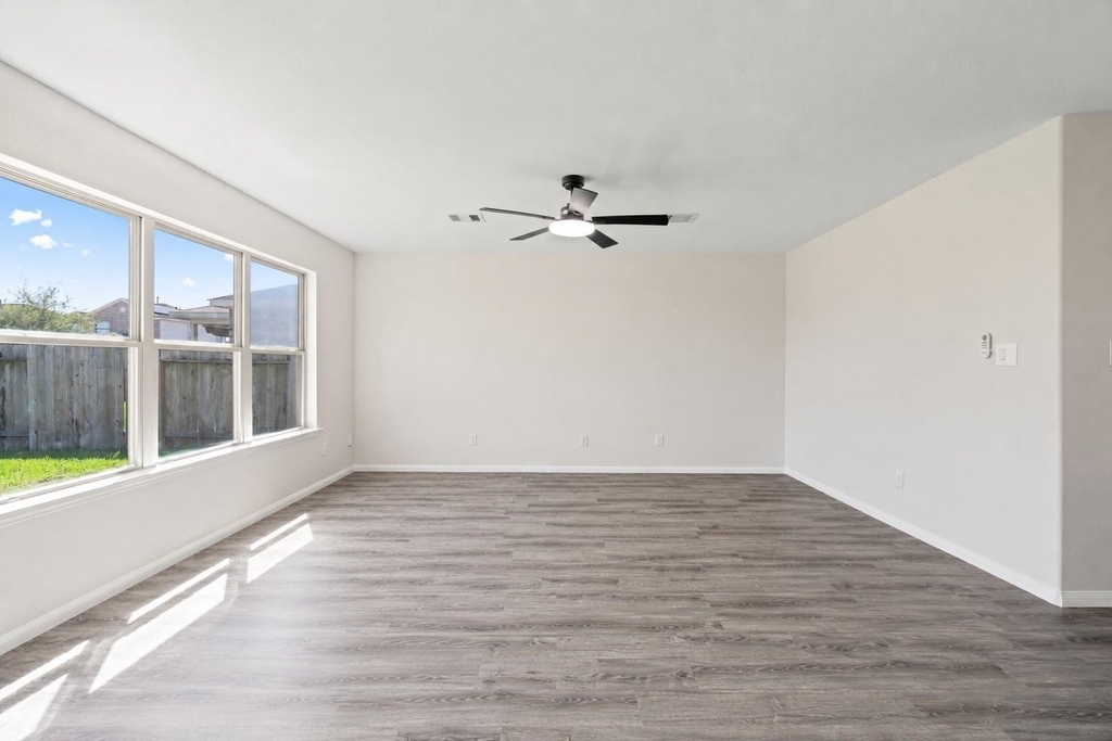 9006 Sasson Boulevard - Photo 11