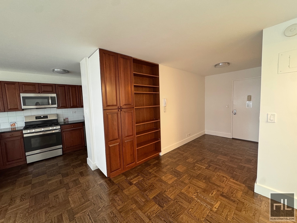 East 63 Street - Photo 2