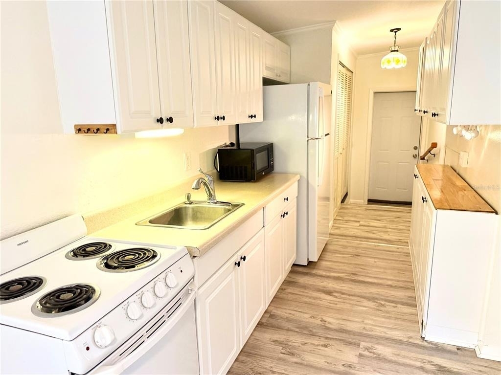516 Northmoor Avenue N - Photo 2