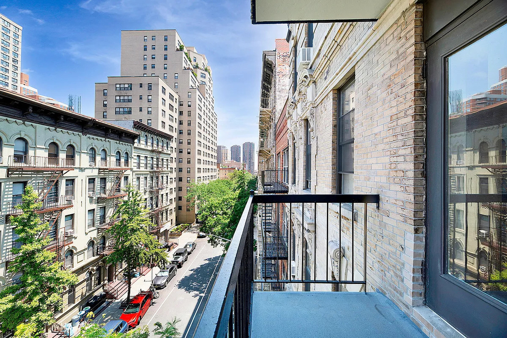 226 East 25th Street - Photo 4