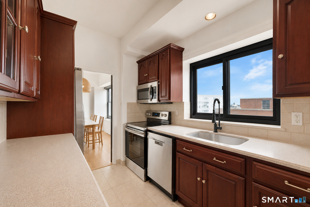 44 Strawberry Hill Avenue - Photo 8