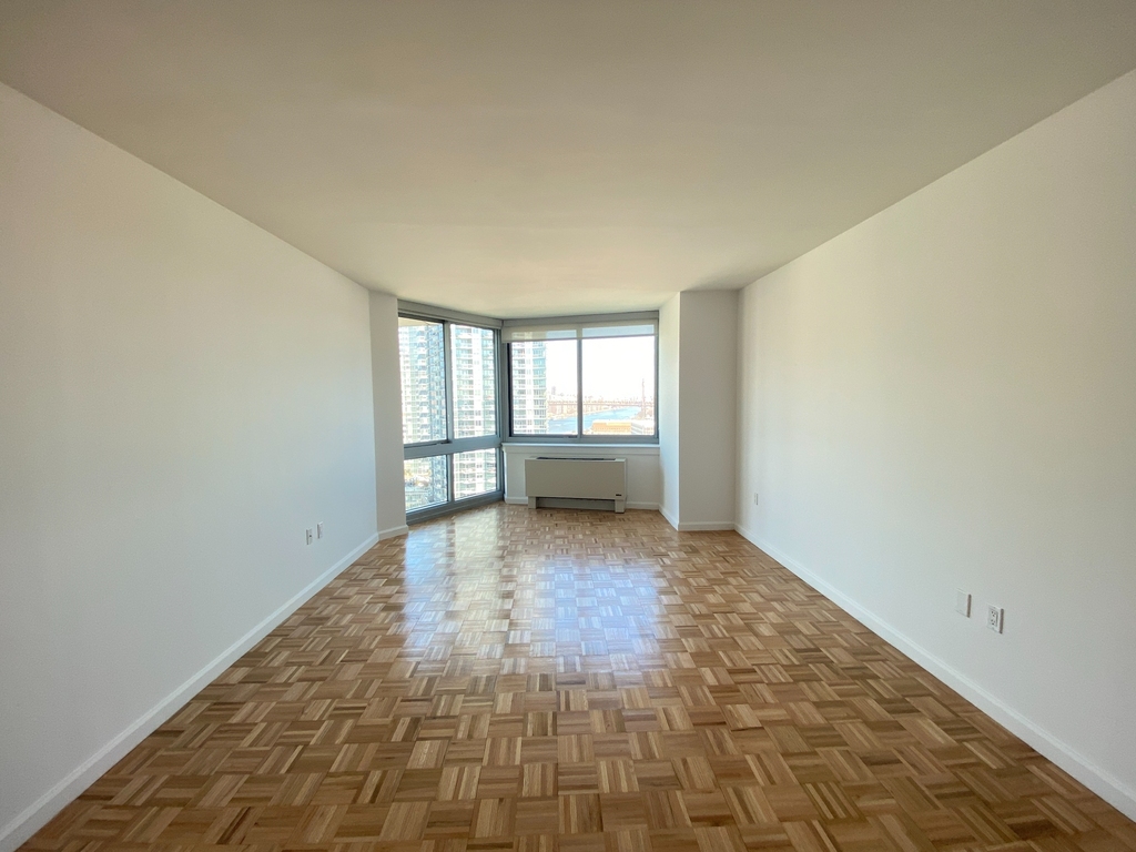 Center Boulevard - Photo 5