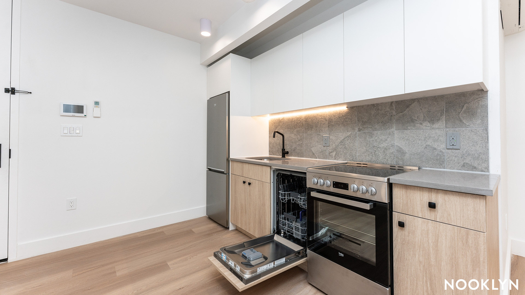 585 Knickerbocker Ave - Photo 8