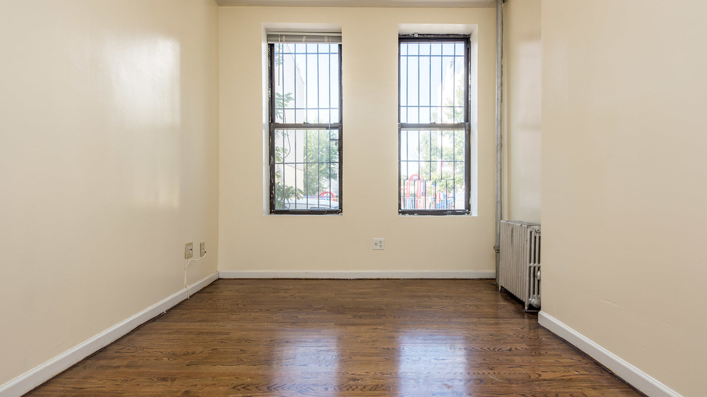 300 Jefferson St  - Photo 6