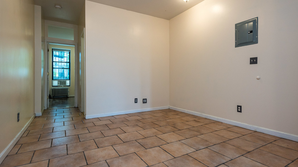300 Jefferson St  - Photo 4