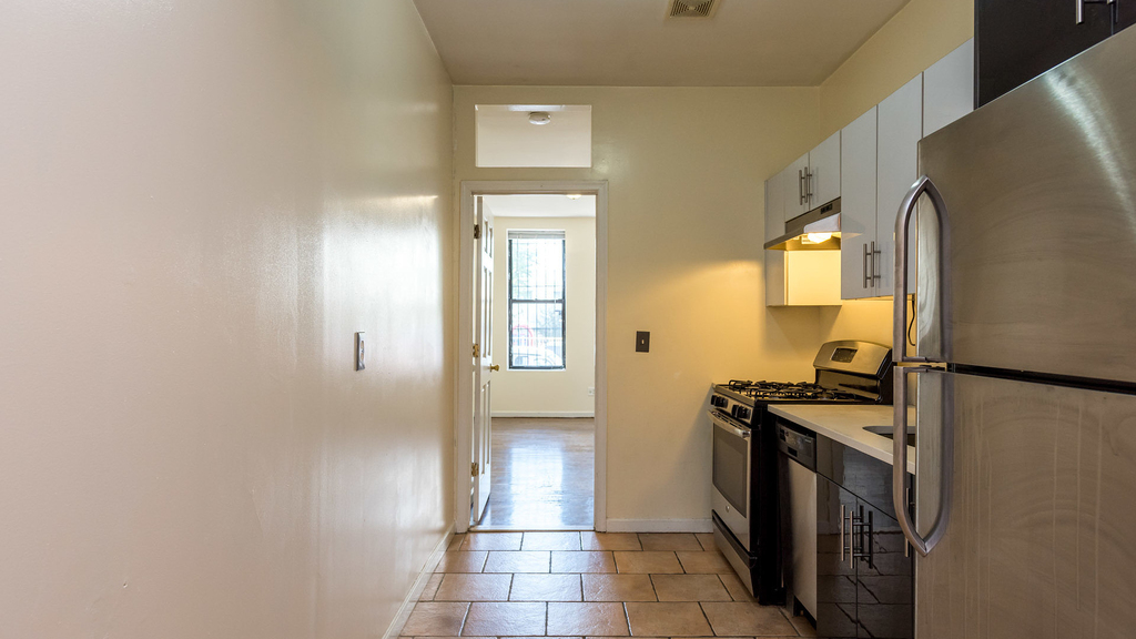 300 Jefferson St  - Photo 5