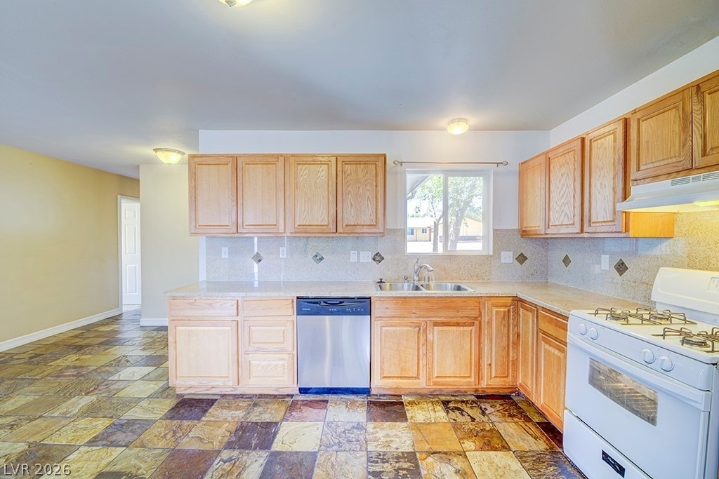 3990 Syracuse Drive - Photo 18