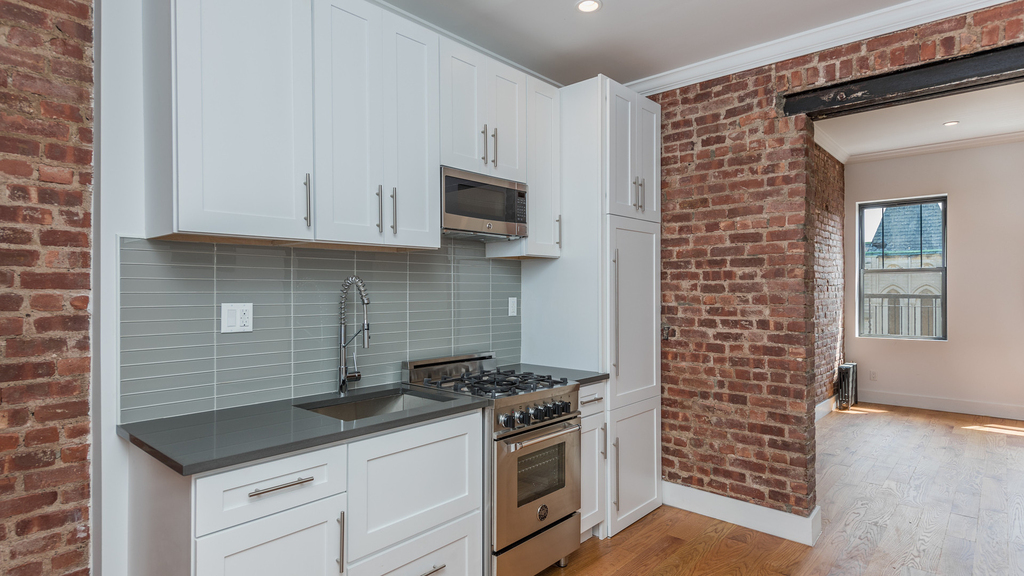 260 Washington Ave - Photo 0