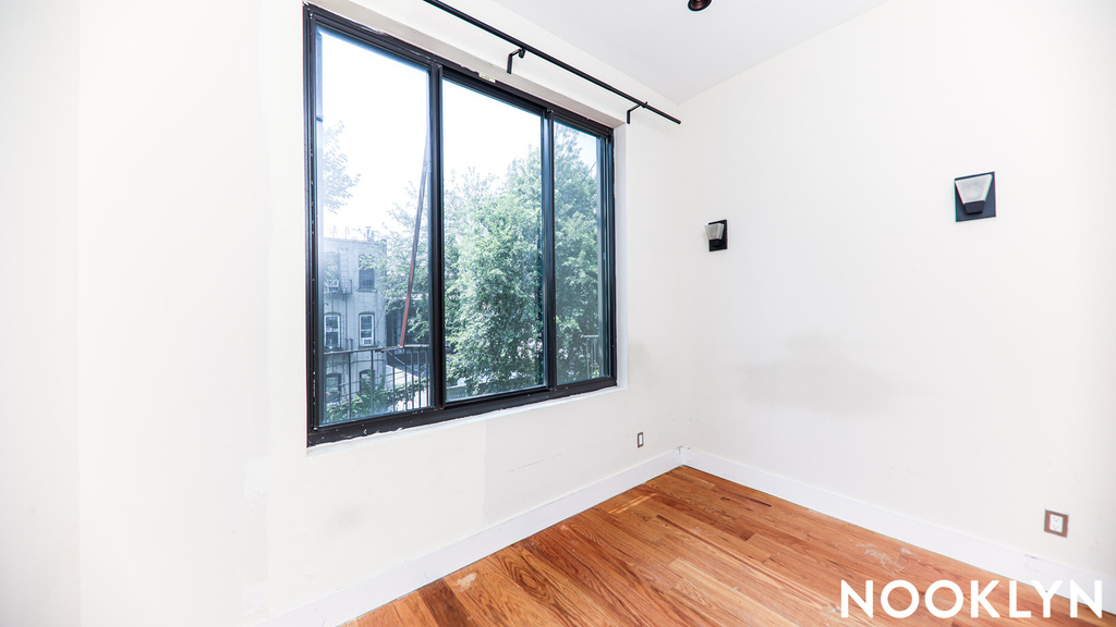277 Menahan St  - Photo 12