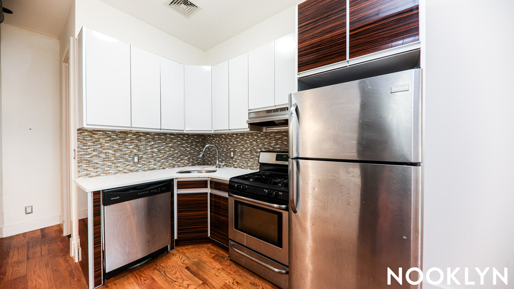 277 Menahan St  - Photo 2