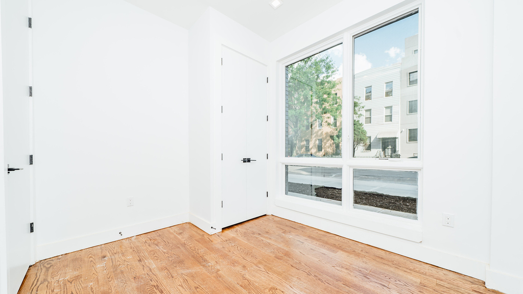 1183 Gates Ave - Photo 3