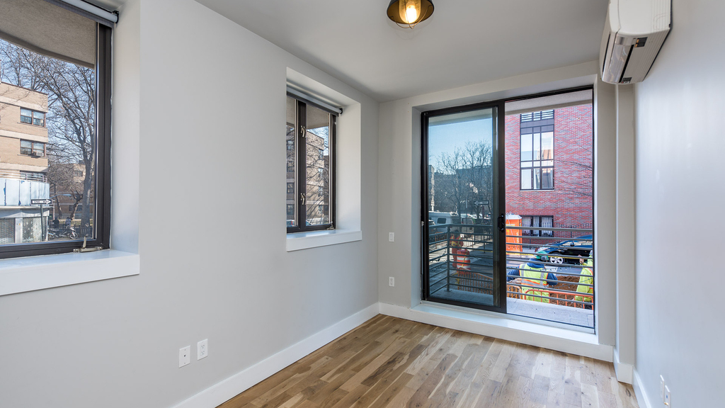 185 Leonard St  - Photo 16