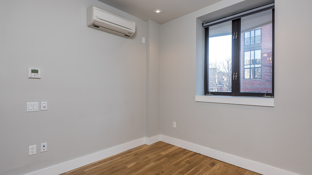 185 Leonard St  - Photo 8