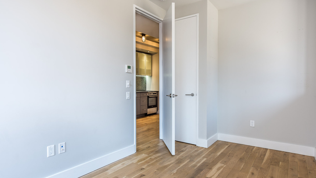 185 Leonard St  - Photo 10