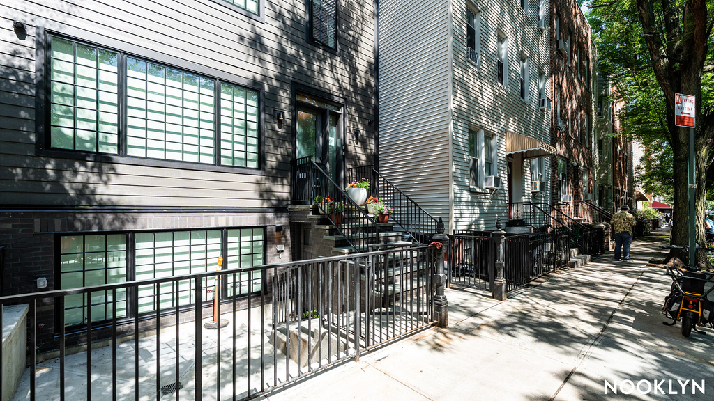 166 Eckford St - Photo 2