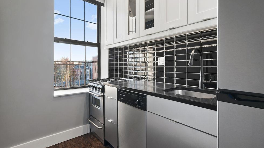 615 Gates Ave - Photo 6