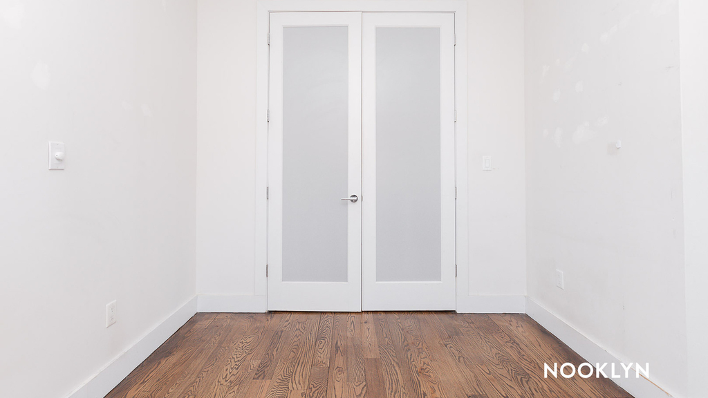 112 Manhattan Ave - Photo 2