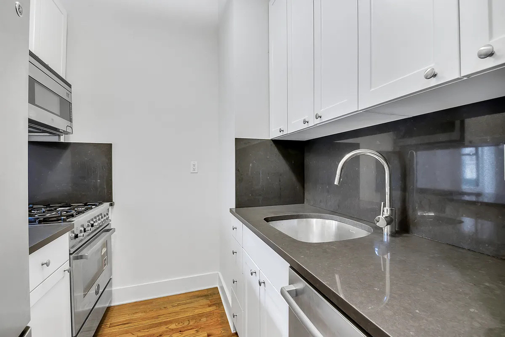 121 Madison Avenue - Photo 1