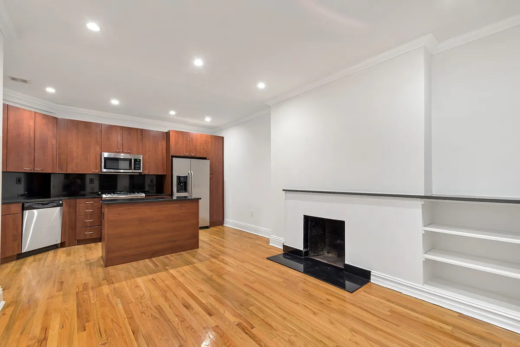 121 Madison Avenue - Photo 0