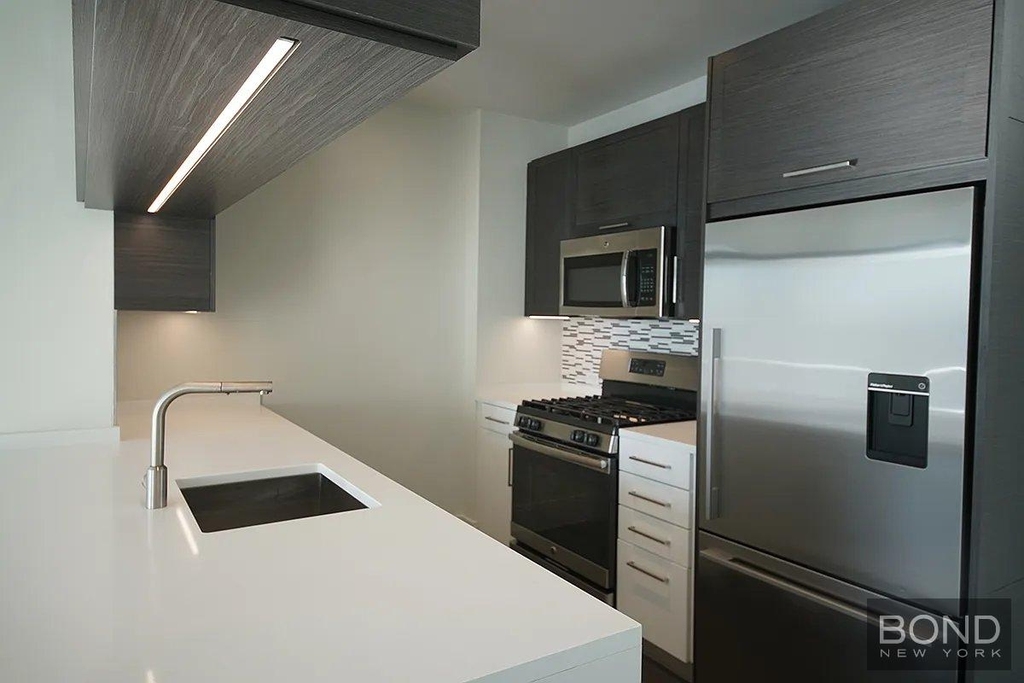 Tenth Avenue - Photo 1