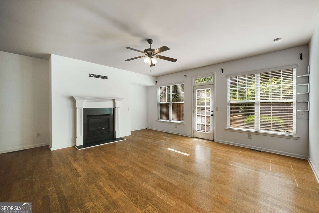 1798 Oakbrook Lane Nw - Photo 5