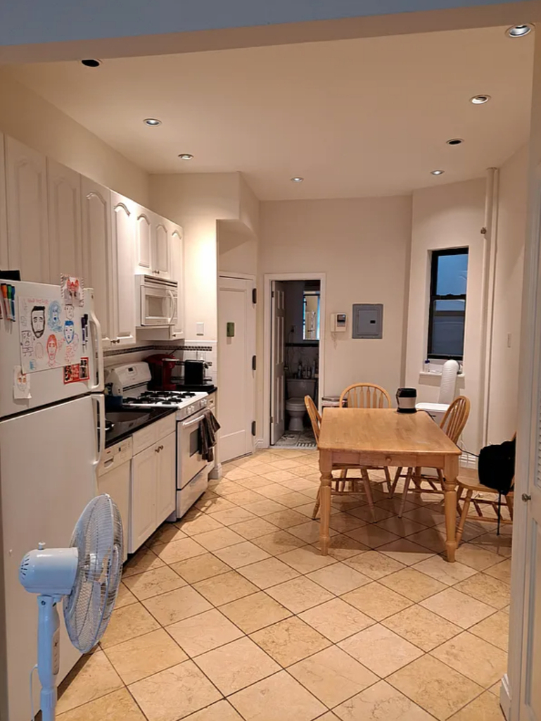 206 East 34th Street - Photo 10