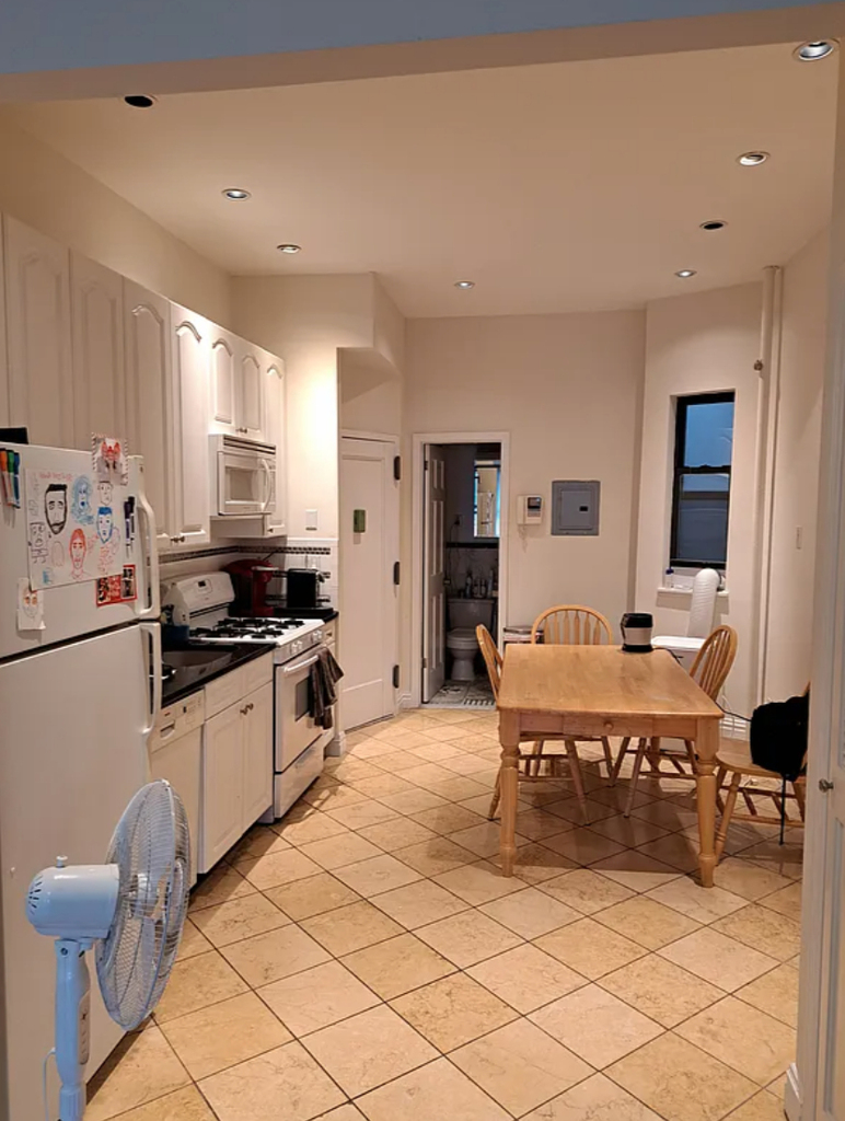 206 East 34th Street - Photo 1