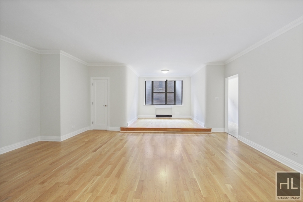 East 61st Street - Photo 2