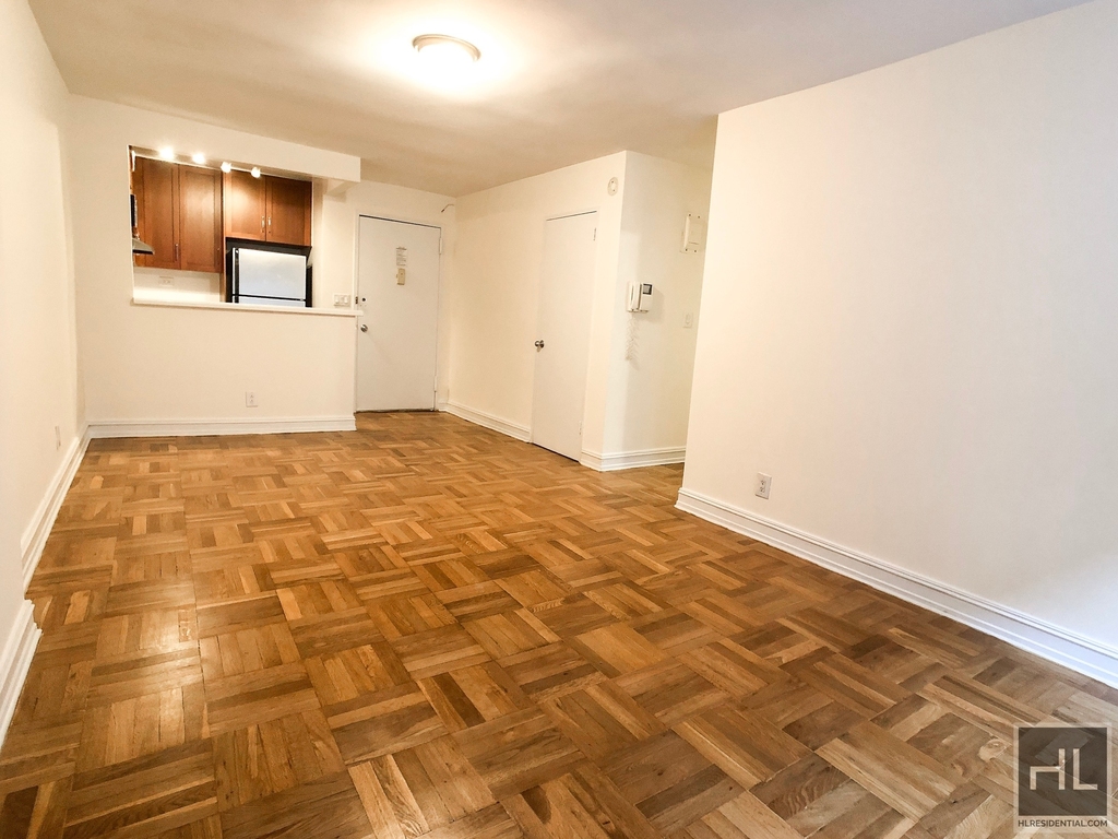 East 76 Street - Photo 1