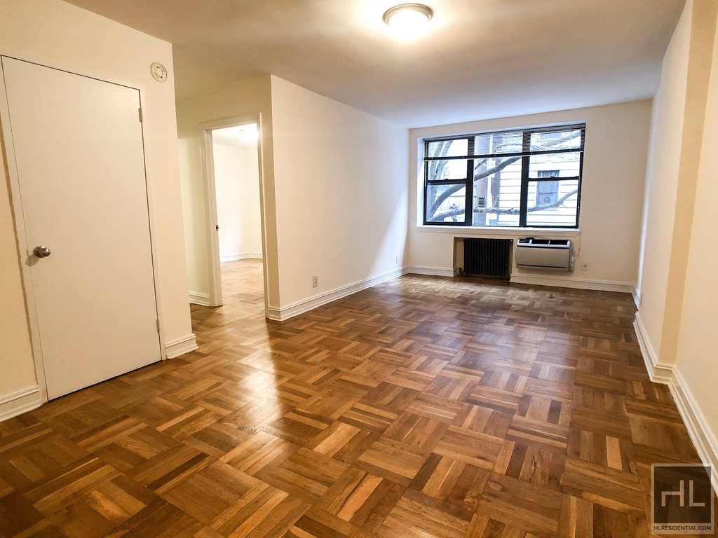 East 76 Street - Photo 0