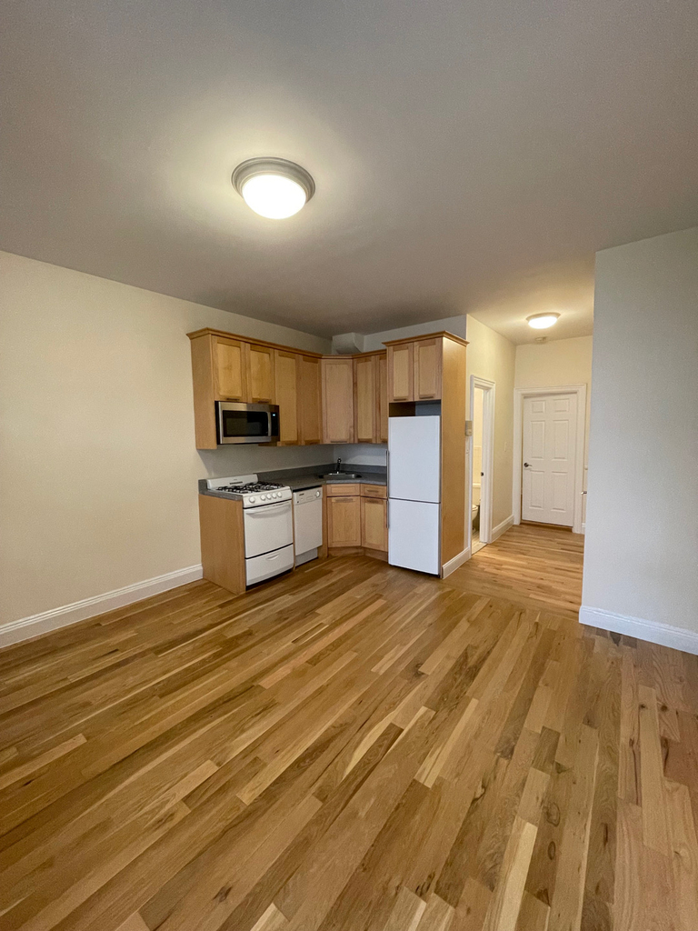 East 89 Street - Photo 1