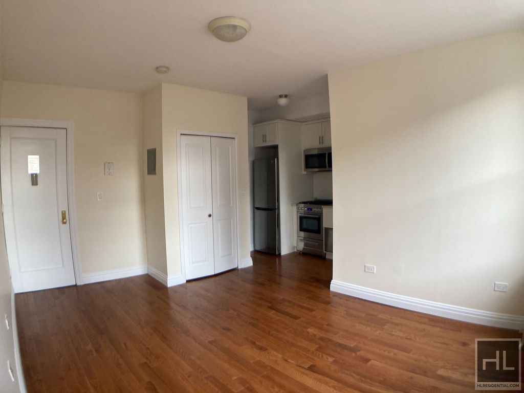 West 13 Street - Photo 2