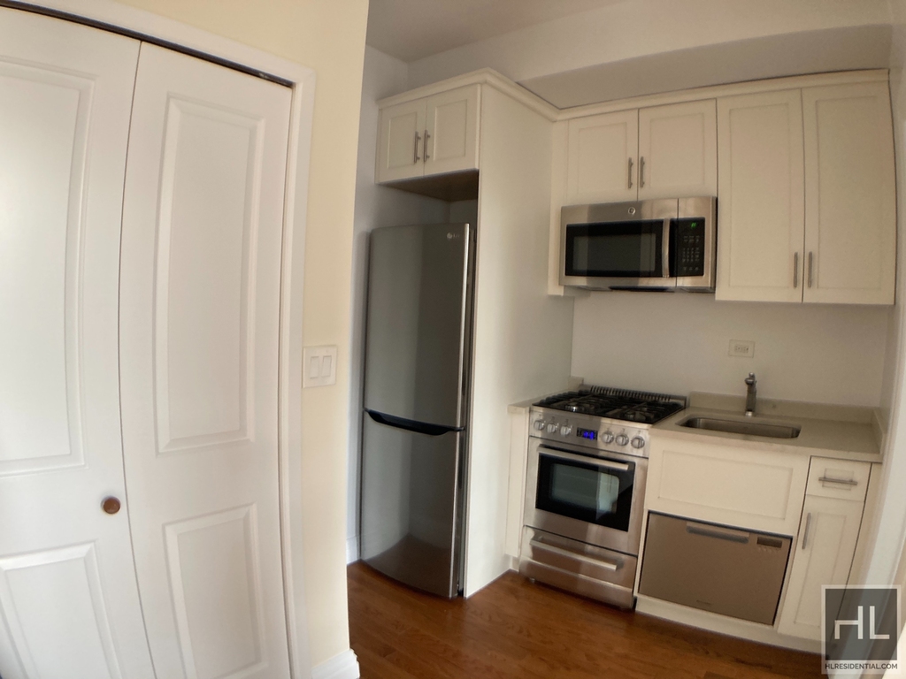 West 13 Street - Photo 4
