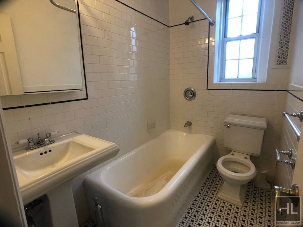 West 13 Street - Photo 3