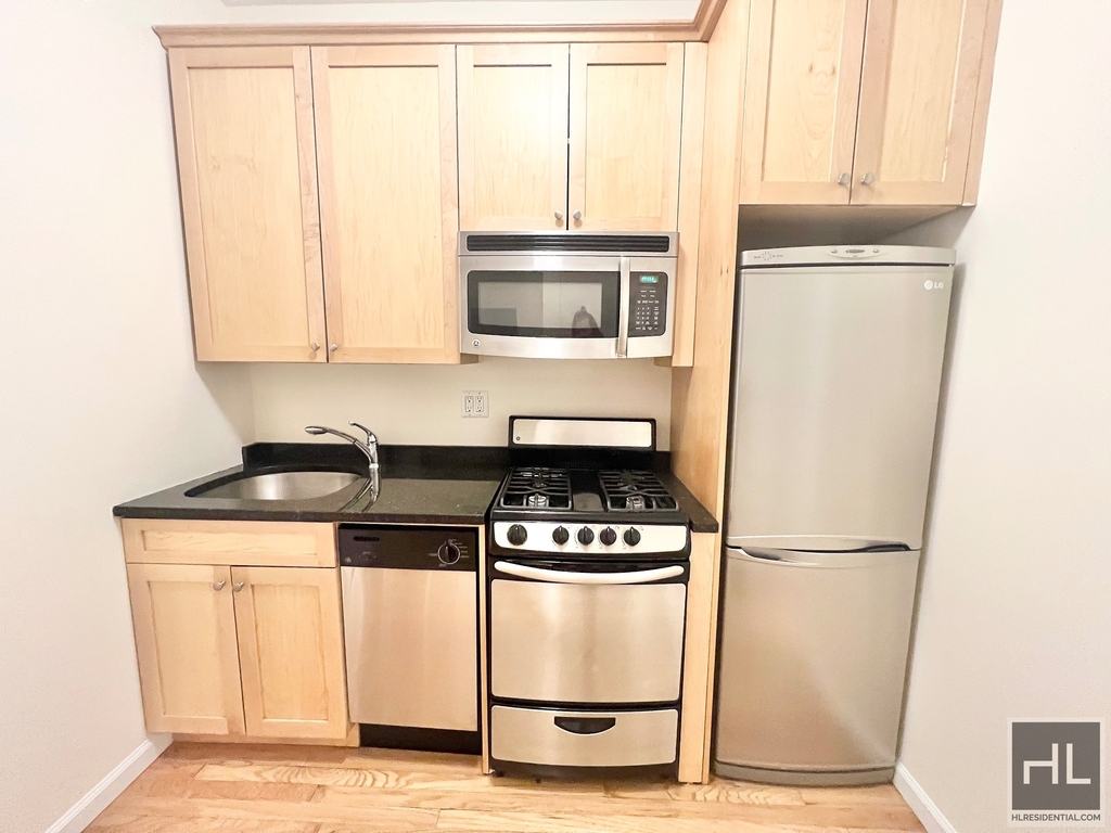 East 7 Street - Photo 2