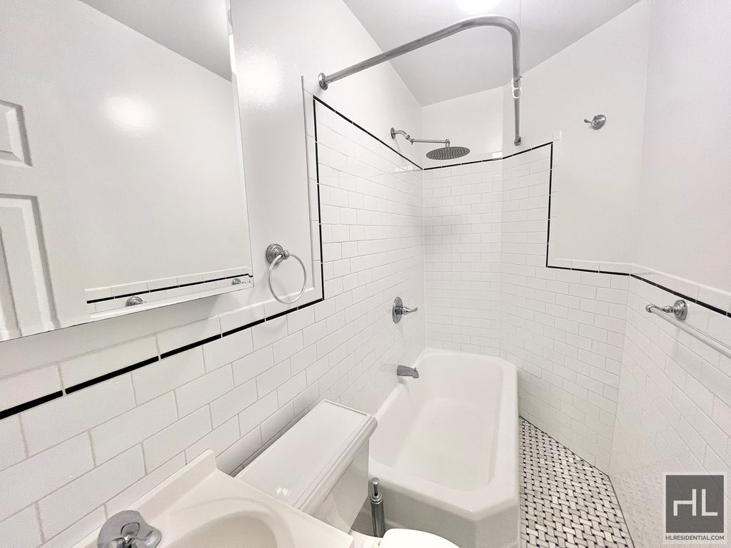 East 7 Street - Photo 4