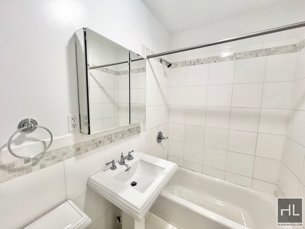 East 7 Street - Photo 3