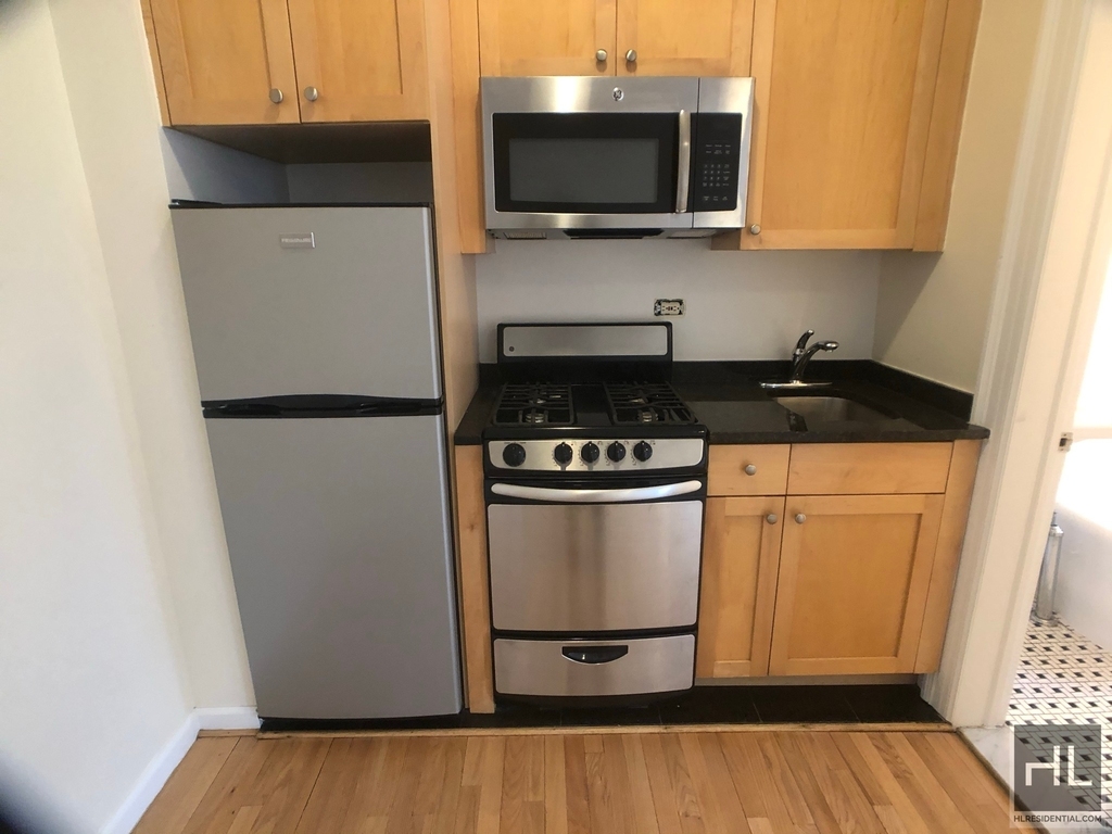 West 13 Street - Photo 2