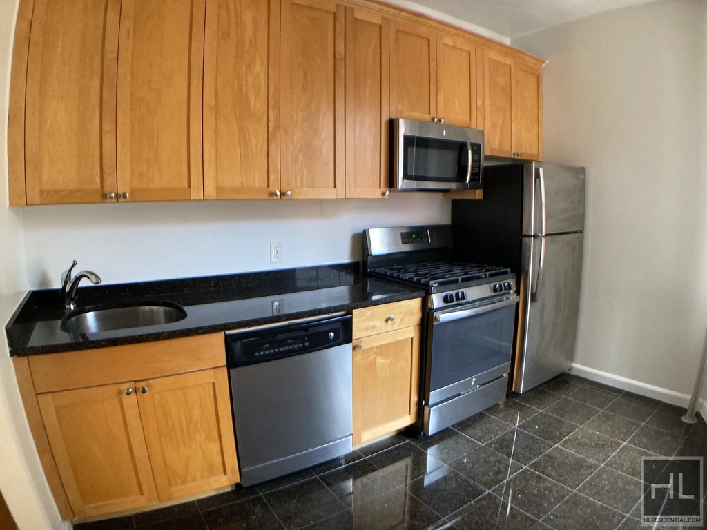 West 13 Street - Photo 4