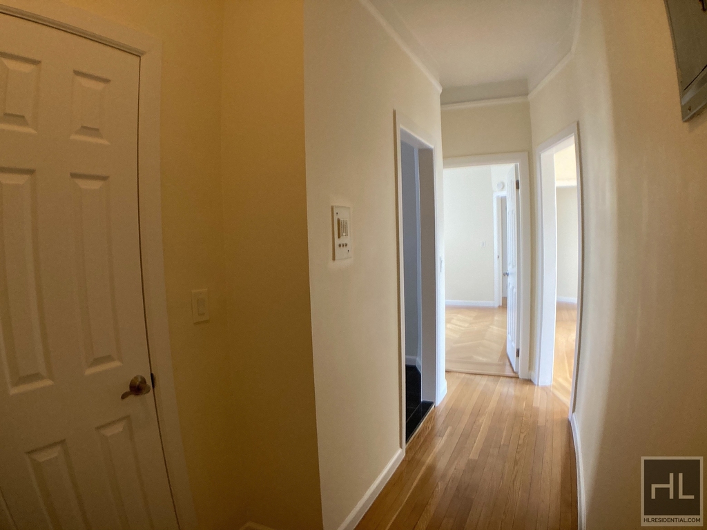 West 13 Street - Photo 3