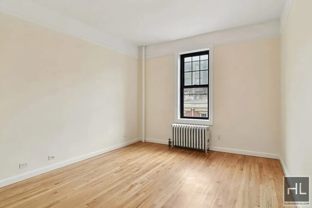 West 10th Street - Photo 2