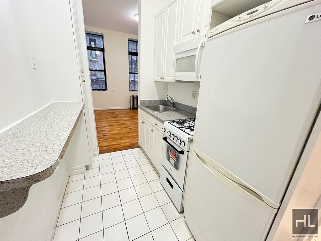 2 Avenue - Photo 1